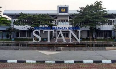 Gedung utama Politeknik Keuangan Negara STAN dengan tulisan besar STAN di depan halaman