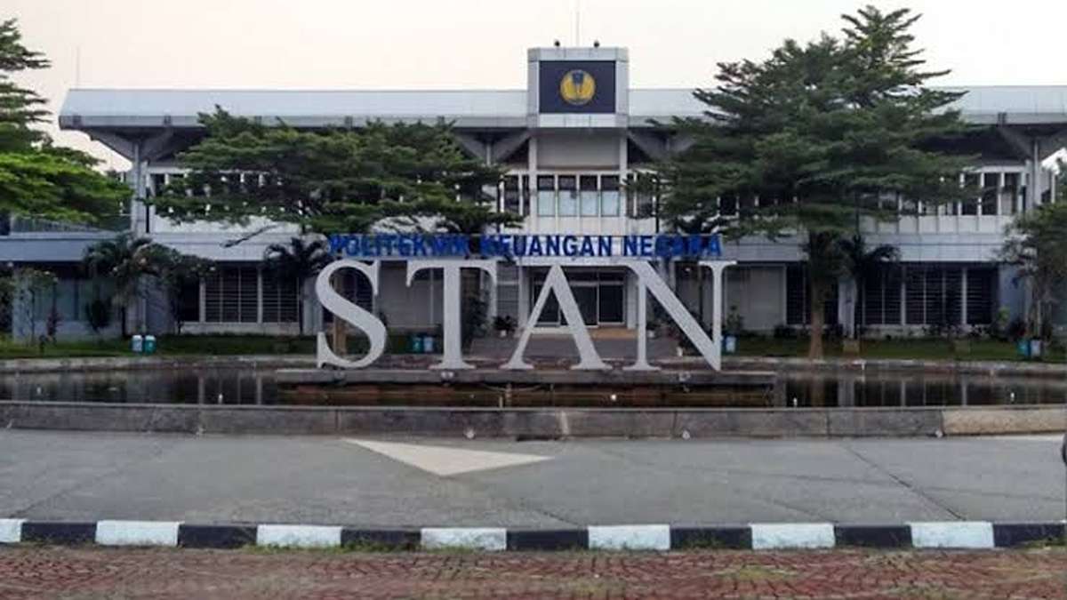 Gedung utama Politeknik Keuangan Negara STAN dengan tulisan besar STAN di depan halaman