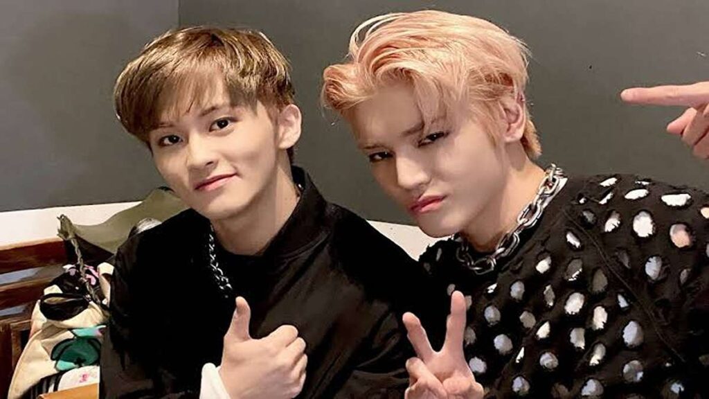 Taeyong Buka Suara Soal Mark Keluar dari NCT, Ungkap Alasan Sebenarnya 53 Mark dan Taeyong NCT berpose bersama sambil tersenyum ke arah kamera