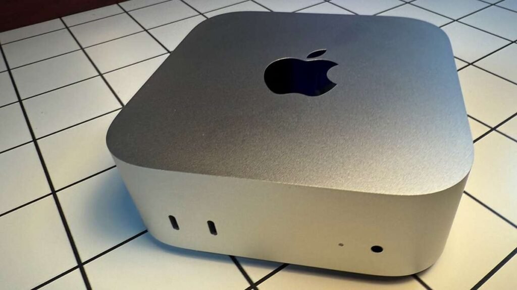 Kehadiran Mac Mini M6 dan Mac Studio M5 Ultra Dobrak Batas Komputasi Desktop 52 Mac Studio dengan bodi aluminium perak diletakkan di atas permukaan ubin putih bergaris hitam