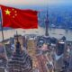Aturan baru China Jerat Pejabat Tanggung Jawab Seumur Hidup Atas Kerusakan Alam 55 Bendera China berkibar di atas pemandangan cakrawala kota Shanghai dengan gedung-gedung pencakar langit dan sungai
