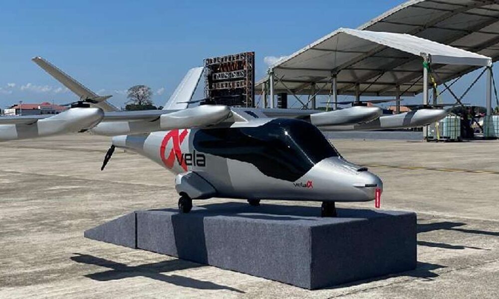 Prototip kendaraan terbang listrik Alpha Vela dipajang di atas anjungan di landasan pacu