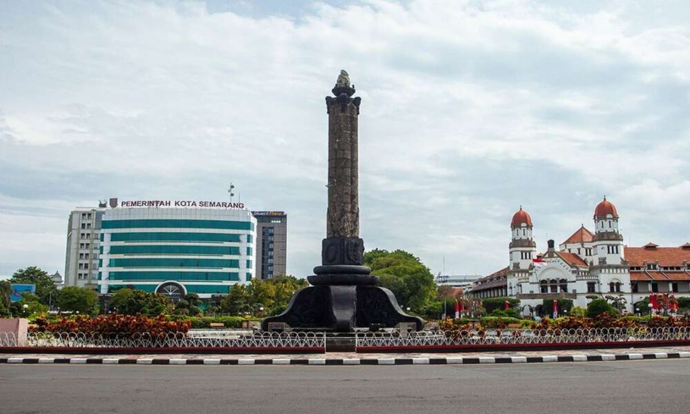 Tugu Muda di Semarang dengan latar belakang gedung Pemerintahan Kota Semarang dan Lawang Sewu