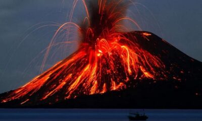 Gunung berapi meletus di malam hari dengan aliran lava pijar dan letusan material vulkanik