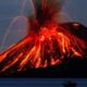 Gunung berapi meletus di malam hari dengan aliran lava pijar dan letusan material vulkanik