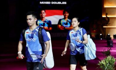 Amri nita cetak perunggu di turnamen bulu tangkis, Pebulu tangkis ganda campuran Indonesia berjalan memasuki arena dengan membawa raket