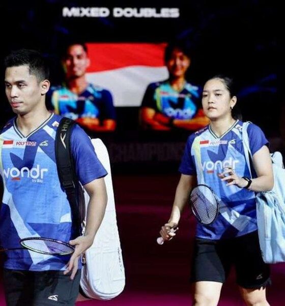 Amri nita cetak perunggu di turnamen bulu tangkis, Pebulu tangkis ganda campuran Indonesia berjalan memasuki arena dengan membawa raket