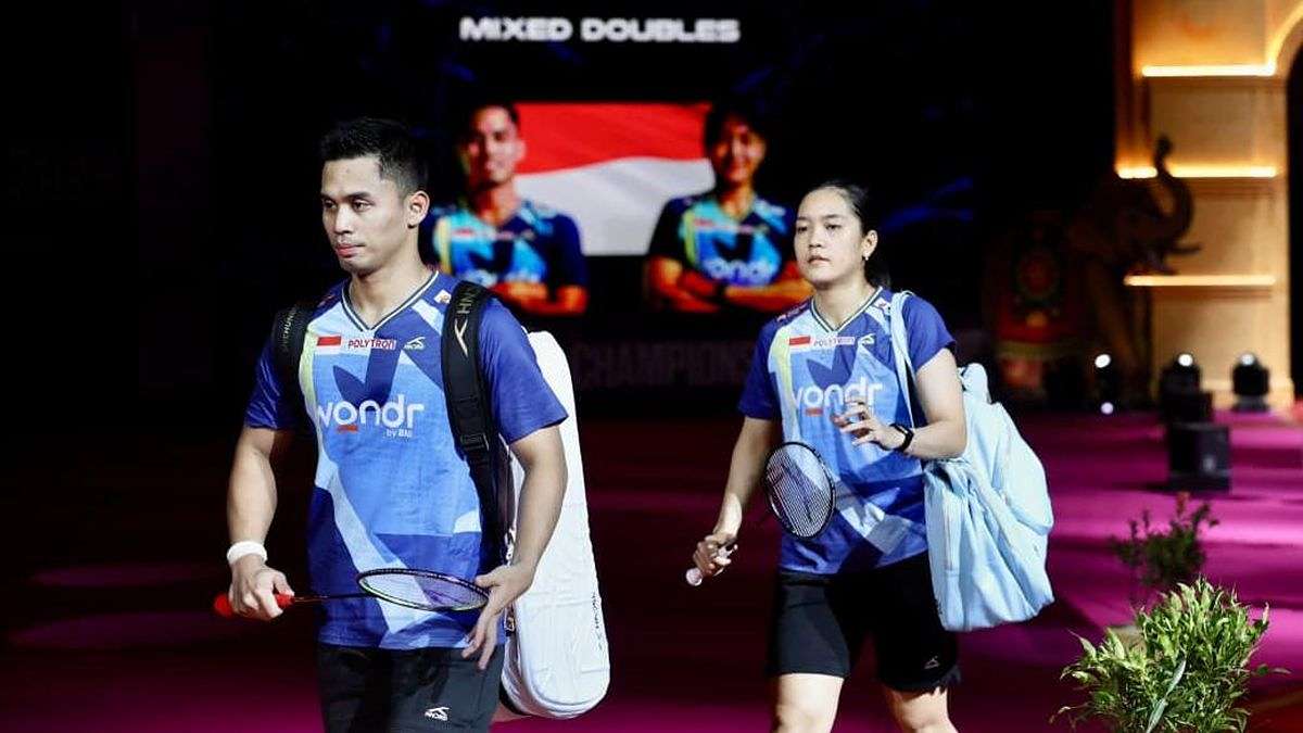 Amri nita cetak perunggu di turnamen bulu tangkis, Pebulu tangkis ganda campuran Indonesia berjalan memasuki arena dengan membawa raket
