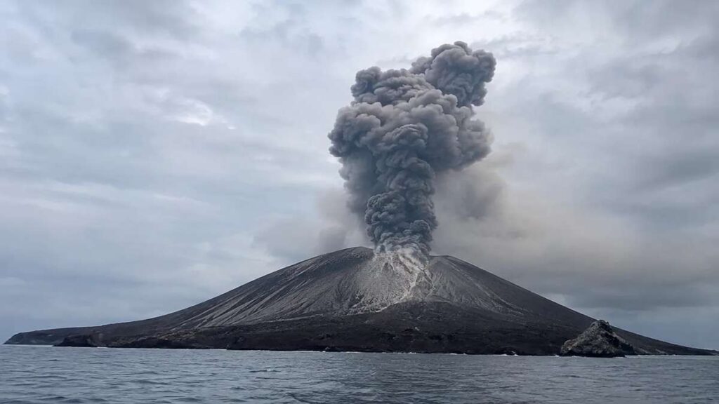 Anak Krakatau, Gunung berapi meletus mengeluarkan kolom abu tebal ke langit di atas laut