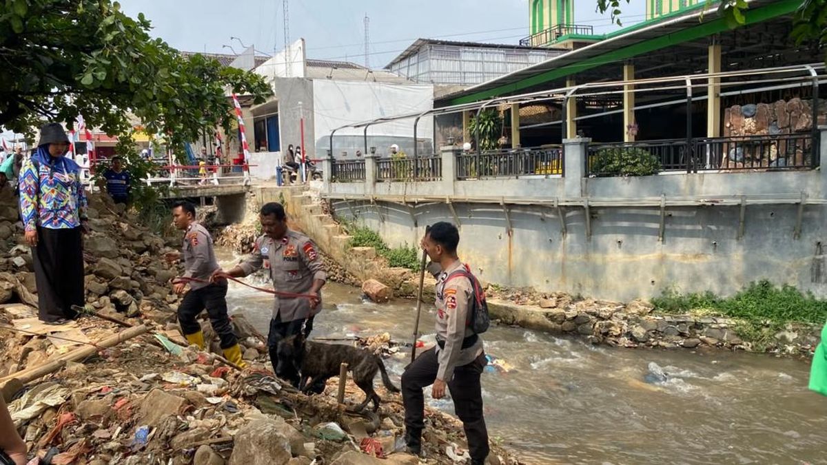 anjing pelacak k9 dasa dikerahkan mencari kaki pria berinisial k 51 korban mutilasi di depok devidetikcom 1786088609041 169