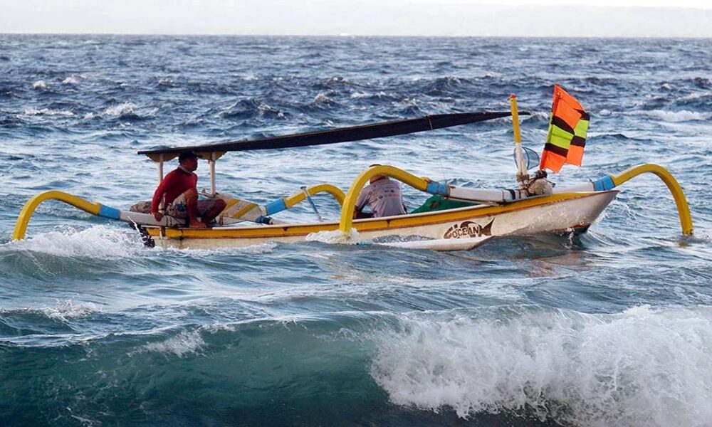 Siklon Tropis Ancam Indonesia (menurut BMKG), Perahu tradisional bermotor dengan cadik melaju di tengah laut berombak