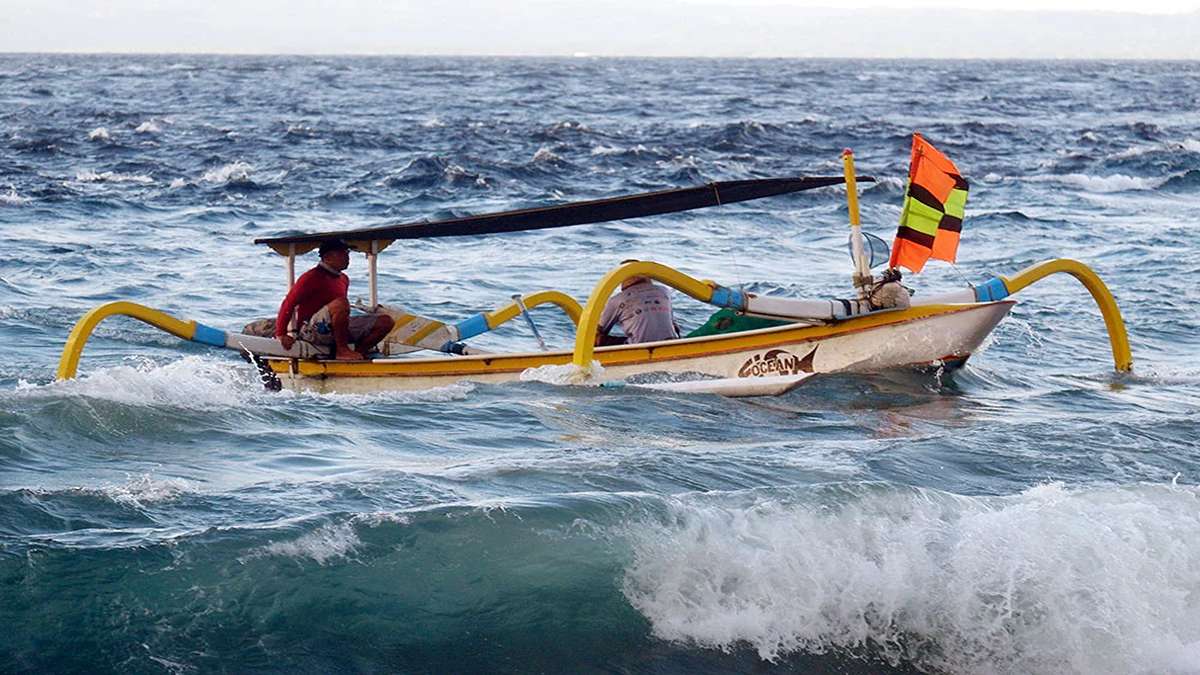 Siklon Tropis Ancam Indonesia (menurut BMKG), Perahu tradisional bermotor dengan cadik melaju di tengah laut berombak