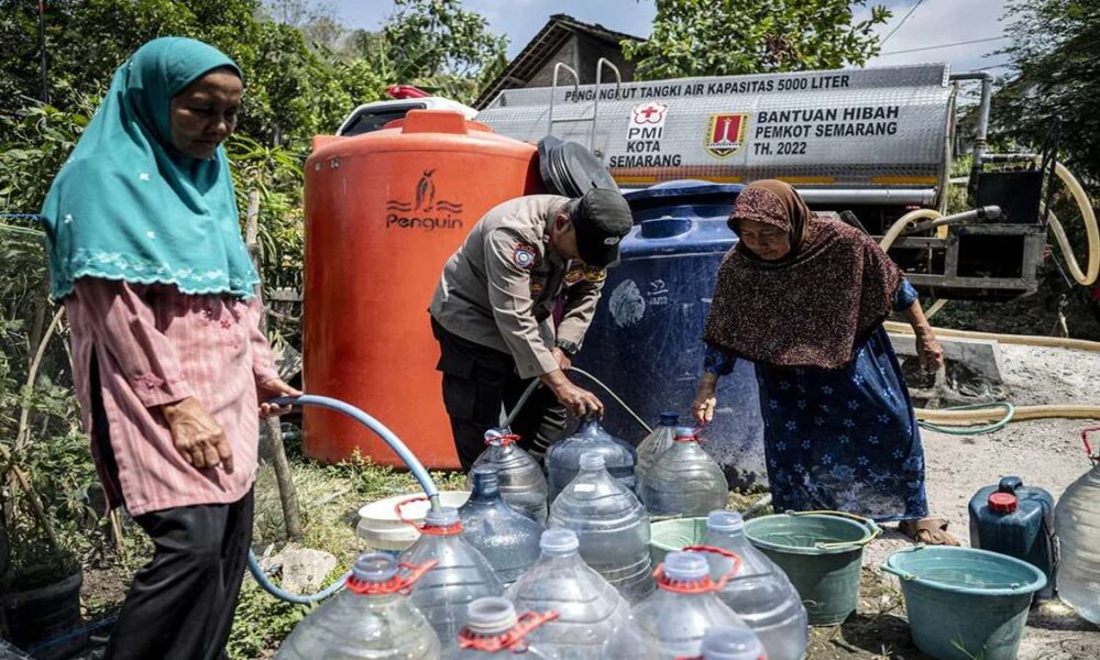 Krisis Air Bersih di Semarang Menyusut 100 Warga Mulai Mengeluh, Warga mengisi galon dan wadah air dari truk tangki bantuan PMI Kota Semarang