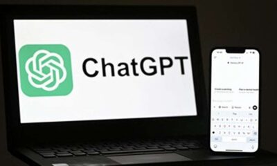 Layar laptop yang menampilkan logo dan tulisan ChatGPT dengan ponsel pintar di sebelah kanannya