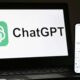 ChatGPT Khusus Remaja Hadirkan Keamanan Ekstra dan Kontrol Orang Tua 55 Layar laptop yang menampilkan logo dan tulisan ChatGPT dengan ponsel pintar di sebelah kanannya