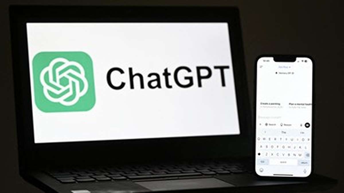Layar laptop yang menampilkan logo dan tulisan ChatGPT dengan ponsel pintar di sebelah kanannya