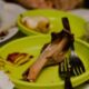 Fakta Mengejutkan! Bahaya Tersembunyi Menumpuk Piring di Restoran Bagi Pelayan 61 menumpuk piring kotor