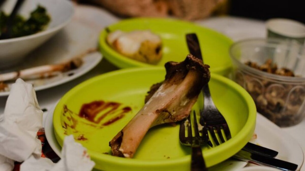 Fakta Mengejutkan! Bahaya Tersembunyi Menumpuk Piring di Restoran Bagi Pelayan 51 menumpuk piring kotor