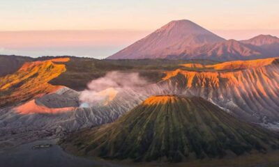 Wisata bromo kembali dibuka usai kebakaran, Pemandangan lanskap Gunung Bromo saat matahari terbit dengan kepulan asap dari kawah aktifnya