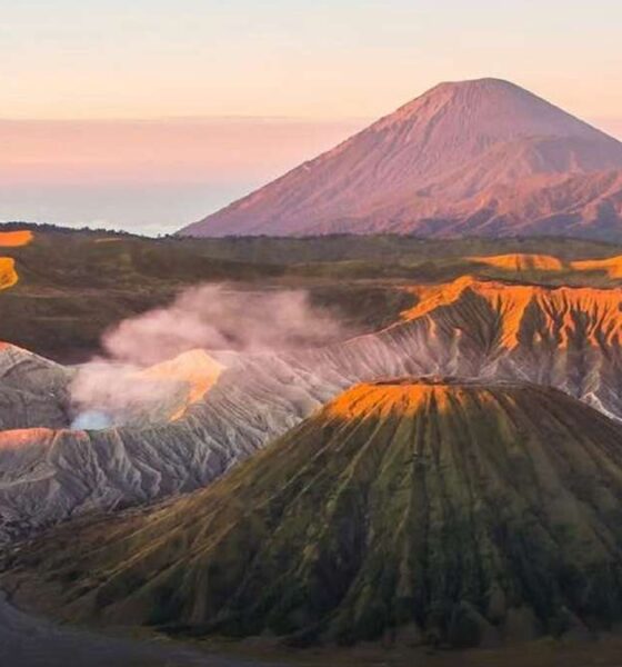 Wisata bromo kembali dibuka usai kebakaran, Pemandangan lanskap Gunung Bromo saat matahari terbit dengan kepulan asap dari kawah aktifnya