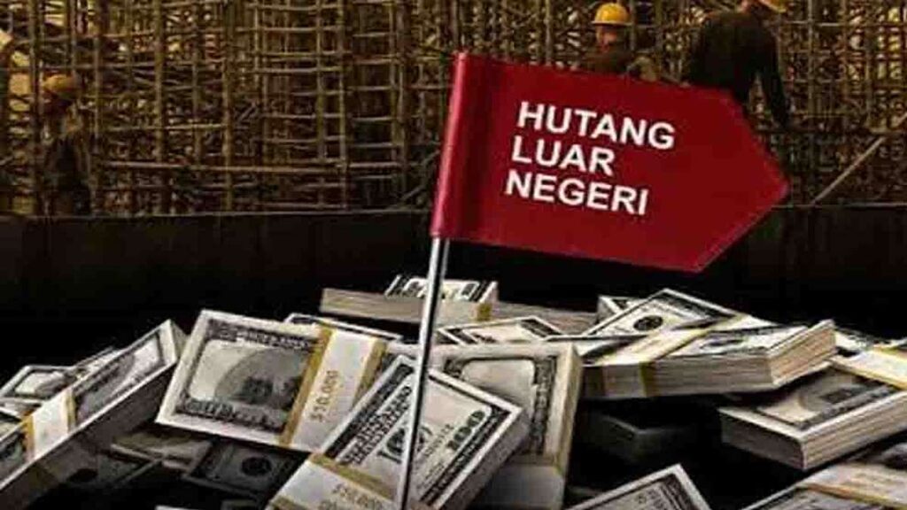Ngeri! Utang Pemerintah AS Tembus Rp 712.000 Triliun, Dunia Terancam Waspada 53 Ilustrasi bendera merah bertuliskan HUTANG LUAR NEGERI tertancap di atas tumpukan uang kertas dolar dengan latar belakang proyek konstruksi