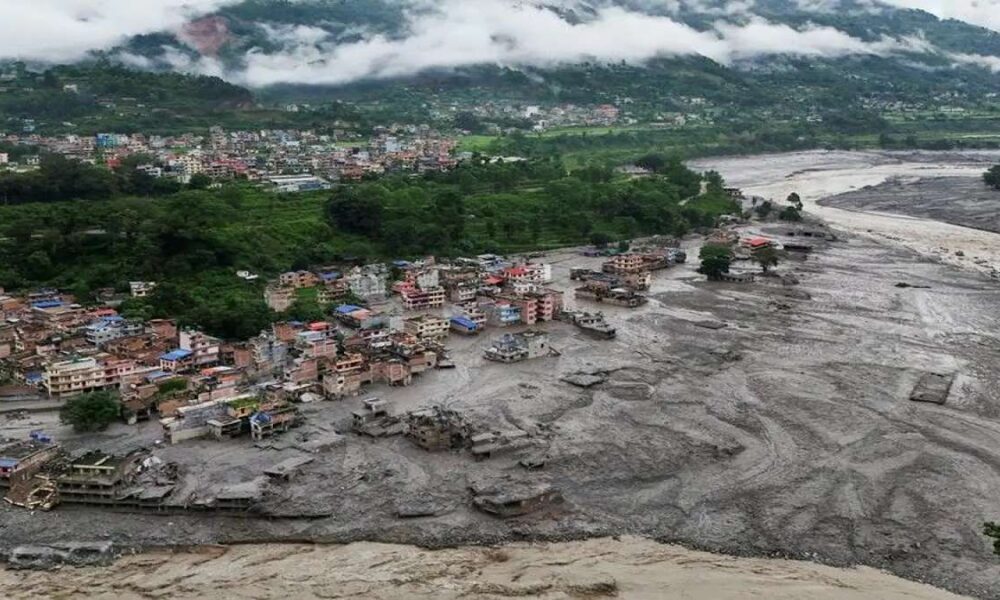 Bencana Nepal Mencekam 4 Ribu Orang Hilang 903 Jiwa Tewas, Pemukiman yang terendam lumpur dan hancur akibat banjir di dekat aliran sungai pegunungan