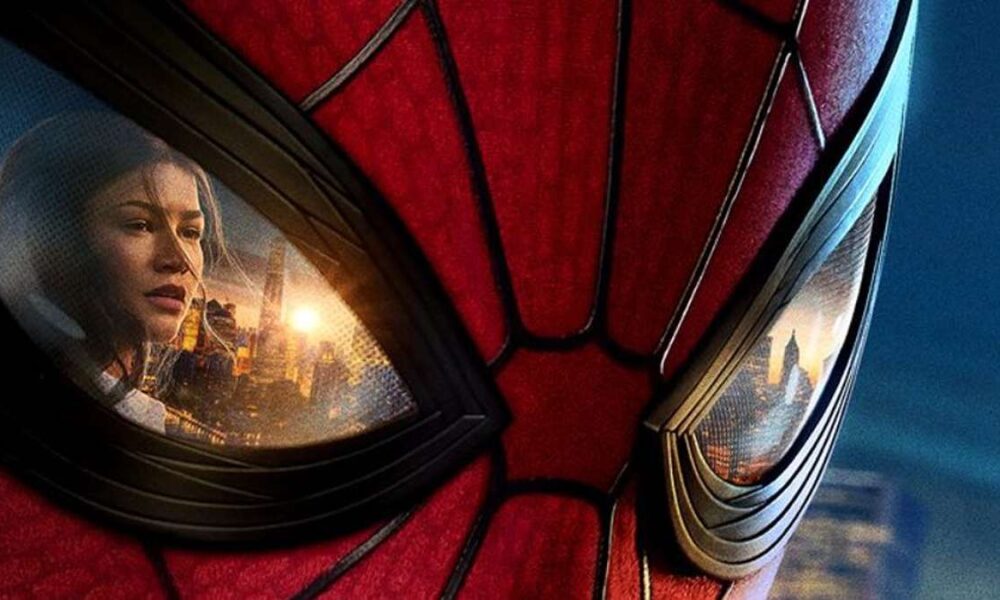 Film Spider-Man kembali Guncangkan Dunia, Close-up topeng Spider-Man dengan pantulan wajah seorang wanita dan lanskap kota di lensa matanya