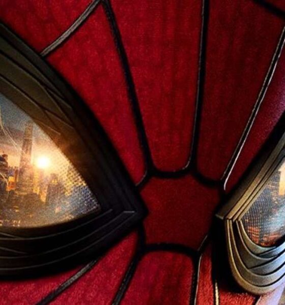 Film Spider-Man kembali Guncangkan Dunia, Close-up topeng Spider-Man dengan pantulan wajah seorang wanita dan lanskap kota di lensa matanya