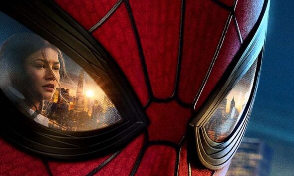 Film Spider-Man kembali Guncangkan Dunia, Close-up topeng Spider-Man dengan pantulan wajah seorang wanita dan lanskap kota di lensa matanya