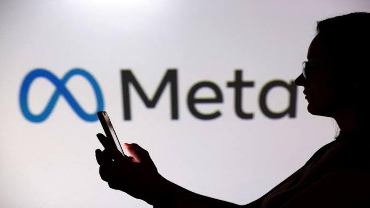 Gege, Meta Dituduh Abaikan Keselamatan Anak Demi Keuntungan Bisnis 51 Langkah Konkret yang Harus Diambil Orang Tua Di tengah polemik hukum yang sedang berjalan, peran aktif orang tua dalam mendampingi aktivitas digital anak menjadi benteng pertahanan utama. Para ahli pengasuhan menyarankan agar orang tua mengambil langkah-langkah preventif secara mandiri di rumah: Batasi Waktu Layar: Tetapkan batas waktu harian penggunaan media sosial secara tegas melalui fitur kontrol orang tua pada perangkat gawai anak. Aktifkan Fitur Privasi: Pastikan semua akun media sosial milik anak diatur dalam mode privat (private account) dan matikan opsi rekomendasi teman yang tidak dikenal. Buka Ruang Diskusi: Bangun komunikasi dua arah yang terbuka mengenai bahaya interaksi dengan asing di internet serta dampak negatif pembandingan diri akibat konten media sosial. Polemik ini menjadi pengingat keras bagi seluruh ekosistem digital bahwa keselamatan jiwa serta mental generasi muda tidak boleh dikorbankan demi mengejar angka keuntungan bisnis belaka.