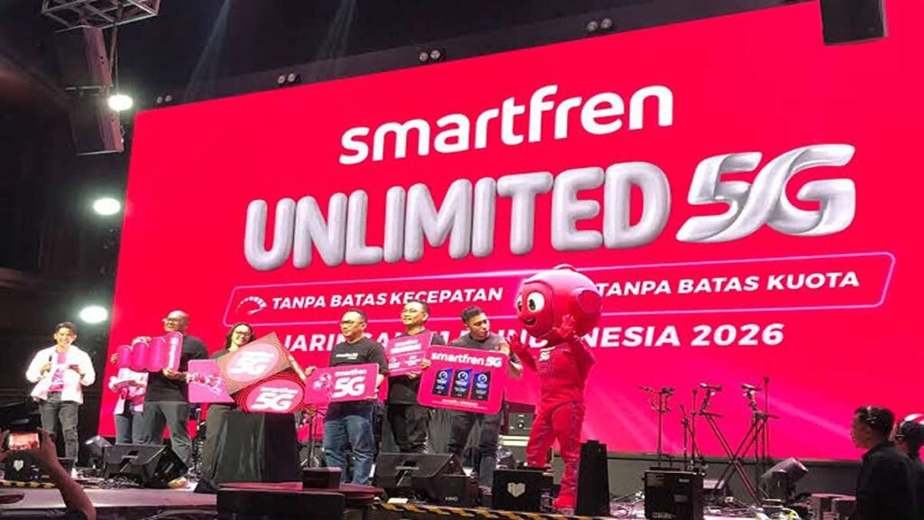 Jaringan 5G XLSMART Resmi Perluas Layanan Unlimited Terbaik di Bali 52 Peluncuran Jaringan Smartfren Unlimited 5G dengan latar belakang layar merah bertuliskan smartfren UNLIMITED 5G dan maskot merah di atas panggung