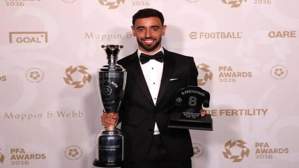 burno fernandes membawa tropi penghargaan
