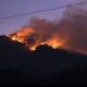 Gunung Arjuno Terbakar Meluas 334 Hektare Petugas Darurat Siaga 59 Gunung Arjuno Terbakar Meluas 334 Hektare Petugas Darurat Siaga, Kebakaran hutan melanda perbukitan dengan kepulan asap tebal di langit senja