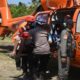 Evakuasi korban gempa di ntt, Tim penyelamat mengevakuasi korban ke dalam helikopter SAR berwarna jingga