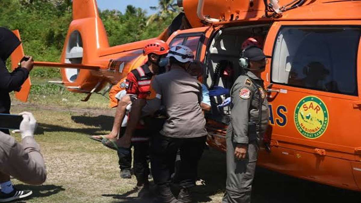 Evakuasi Korban Gempa NTT 7 Warga Luka Resmi Diangkut Helikopter 51 Evakuasi korban gempa di ntt, Tim penyelamat mengevakuasi korban ke dalam helikopter SAR berwarna jingga