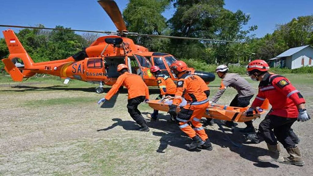 Evakuasi Korban Gempa NTT 7 Warga Luka Resmi Diangkut Helikopter 53 Tim SAR evakuasi korban Gempa menggunakan helikopter Basarnas yang mendarat di lapangan