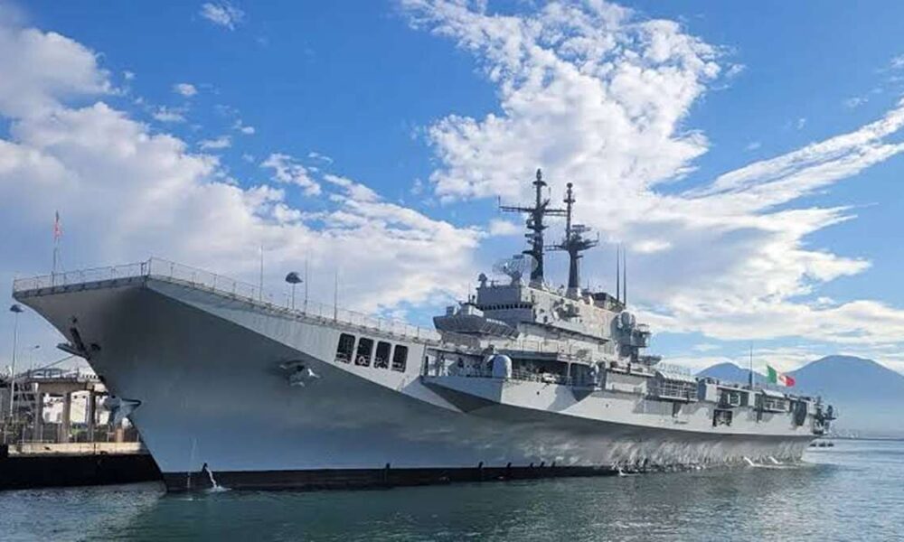 Kapal Induk Giuseppe Garibaldi Resmi Bergabung Komisi I Siaga, Kapal induk militer berukuran besar bersandar di pelabuhan dengan latar langit berawan