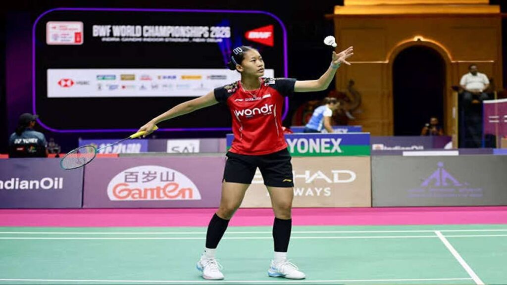 Putri KW Resmi Lolos 3 Babak Utama Kejuaraan Dunia 2026 Cetak Skor Telak 53 Putri KW atlet bulutangkis Indonesia, Pebulu tangkis tunggal putri Indonesia bersiap memukul kok di lapangan