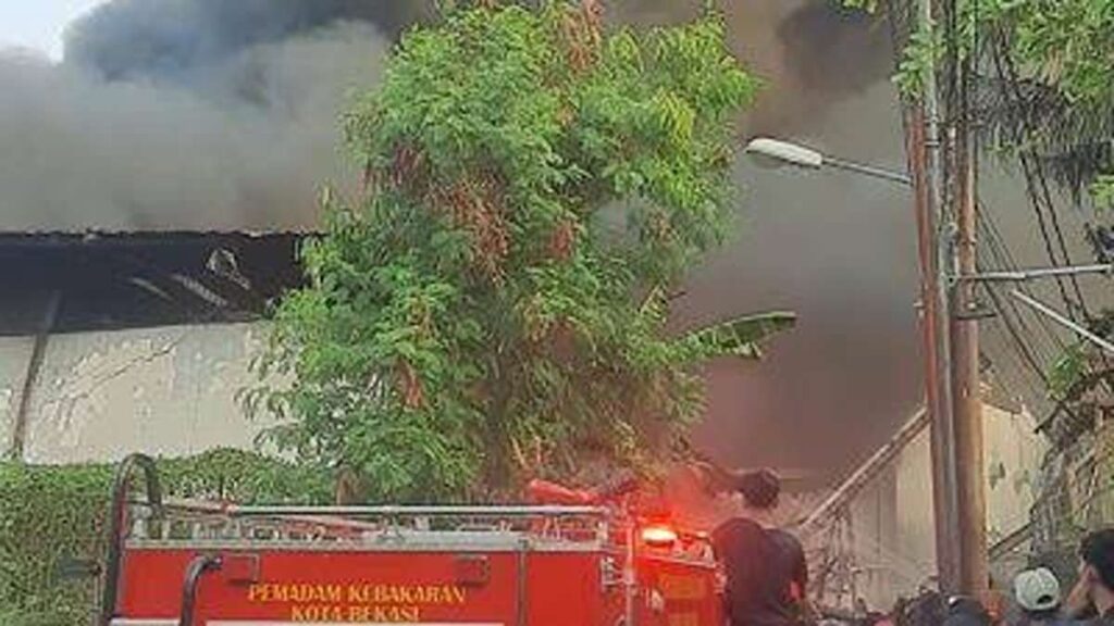 Mencekam! Kebakaran Besar Pangkalan PO Sinar Jaya Hanguskan Puluhan Armada Bus 52 pemadam kebakaran