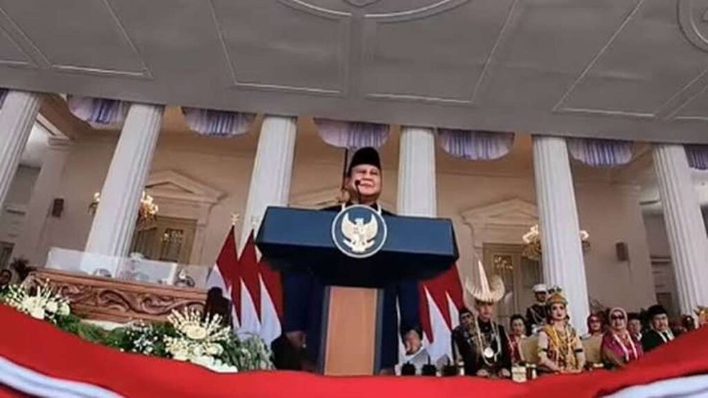 Spektakuler! Istana Ungkap Alasan Bendera Raksasa Prabowo Berkibar di Udara Saat Peringatan HUT RI 52 images 8 2 11zon