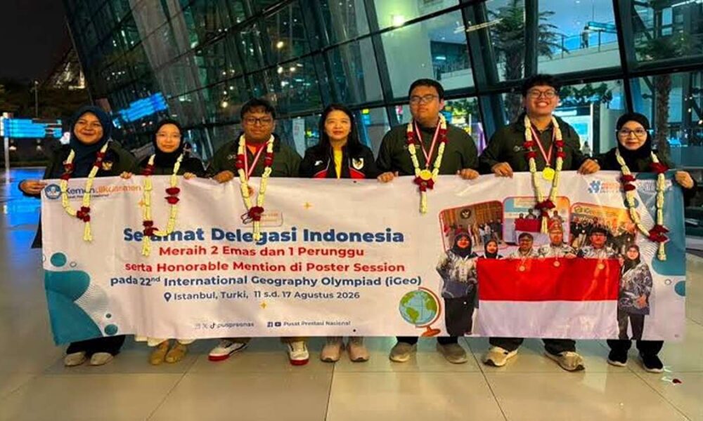Siswa Indonesia menangkan medali, Delegasi Indonesia berpose bersama spanduk ucapan selamat atas raihan 2 medali emas, 1 perunggu, dan Honorable Mention di iGeo 2026