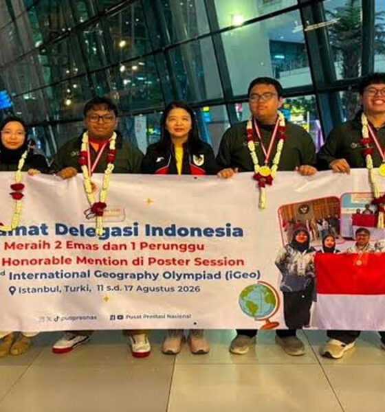 Siswa Indonesia menangkan medali, Delegasi Indonesia berpose bersama spanduk ucapan selamat atas raihan 2 medali emas, 1 perunggu, dan Honorable Mention di iGeo 2026