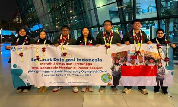 Siswa Indonesia menangkan medali, Delegasi Indonesia berpose bersama spanduk ucapan selamat atas raihan 2 medali emas, 1 perunggu, dan Honorable Mention di iGeo 2026