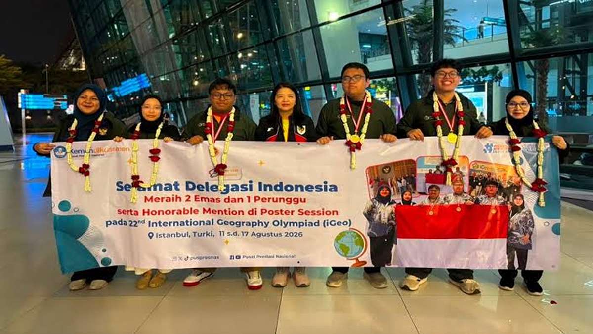 Siswa Indonesia Raih 3 Medali di iGeo 2026 Turki Memukau 51 Siswa Indonesia menangkan medali, Delegasi Indonesia berpose bersama spanduk ucapan selamat atas raihan 2 medali emas, 1 perunggu, dan Honorable Mention di iGeo 2026