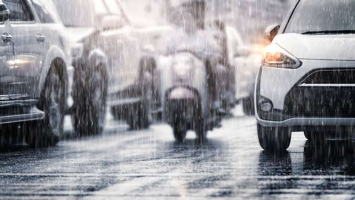 Penting! Catat Prediksi BMKG Kapan Musim Hujan di Jabodetabek Dimulai 51 Mobil dan pengendara motor terjebak dalam kemacetan saat hujan lebat di jalan raya