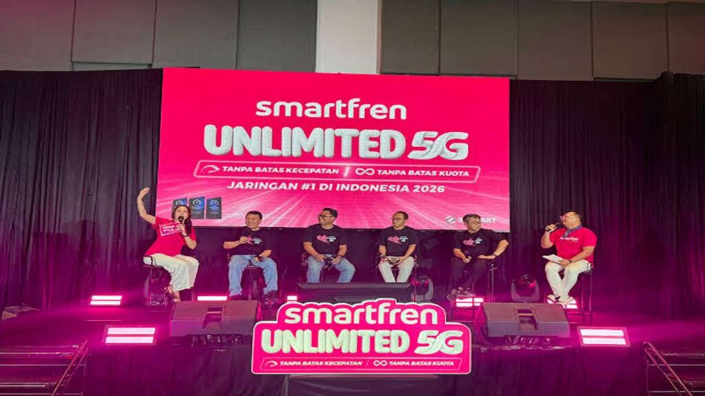 Jaringan 5G XLSMART Resmi Perluas Layanan Unlimited Terbaik di Bali 53 Suasana peluncuran jaringan internet Smartfren Unlimited 5G di atas panggung dengan layar besar berlatar merah muda