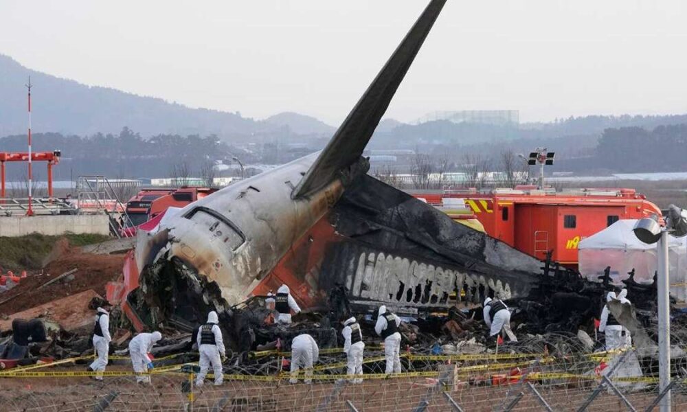 Pejabat Korea Diduga Palsukan Dokumen Struktur Bandara Muan, Petugas penyelamat dan investigasi bekerja di sekitar reruntuhan pesawat yang mengalami kecelakaan berat
