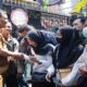 Job Fair Hari Jadi Jateng: Fantastis! Sediakan 4.817 Lowongan 55 Seorang pejabat berseragam khaki menyalami warga di antara kerumunan