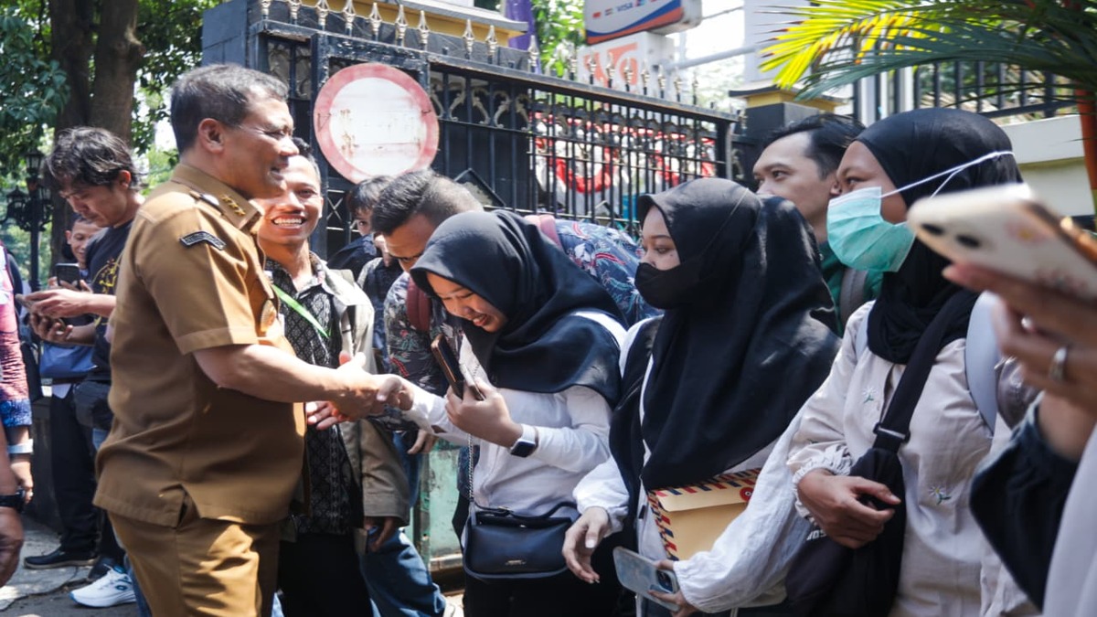 Job Fair Hari Jadi Jateng: Fantastis! Sediakan 4.817 Lowongan 51 Seorang pejabat berseragam khaki menyalami warga di antara kerumunan