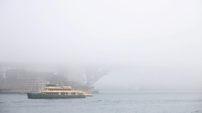 kabut tebal selimuti sydney feri melintas di harbour bridge 1787026416192 169